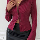 Blusa con cuello y mangas acampanadas, abotonada en la parte delantera.