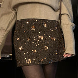 Falda corta de talle alto, corte A, bordada con lentejuelas.