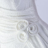 Vestido largo adornado con plumas de avestruz