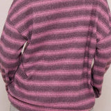 Blusa de suéter a rayas elegante y casual.