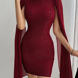 Vestido mini ajustado con cuello redondo adornado con pedrería.