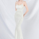Elegante vestido largo con lentejuelas y tirantes finos.