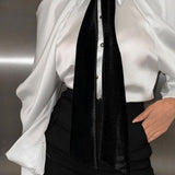 Blusa elegante y profesional con cuello y mangas largas.