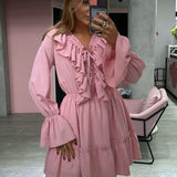 Vestido corto de gasa con escote en pico y mangas acampanadas