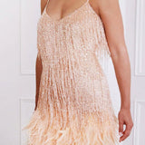 Vestido de noche con tirantes finos y lentejuelas, adornado con plumas.