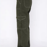 Pantalones cargo de moda con piernas rectas y múltiples bolsillos.