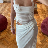 Vestido largo sin espalda con recortes florales en 3D y cuello halter