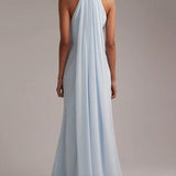 Elegante vestido de noche largo azul claro con cuello halter