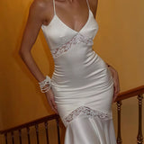 Elegante vestido largo ajustado con escote en V y paneles de encaje.