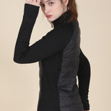 Chaqueta ligera, ajustada y de cuello alto, resistente al viento y deportiva.