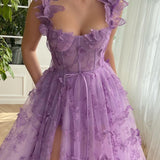 Vestido de noche con abertura en tul transparente con tirantes finos y abertura alta.