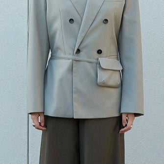 Blazer con cinturón estilo viajero
