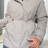 Chaqueta deportiva de ocio y exterior con cintura ajustable con cordón, ideal para montañismo y actividades al aire libre.