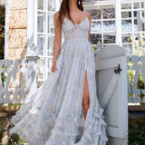 Elegante vestido de noche largo sin mangas con estampado floral.