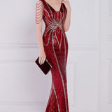 Vestido de noche sirena con lentejuelas y cuentas florales.