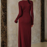 Vestido largo ajustado con cintura ceñida y fruncida y detalles metálicos.