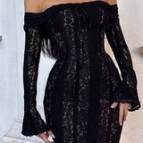 Elegante vestido largo con hombros descubiertos, mangas acampanadas de encaje y cola.