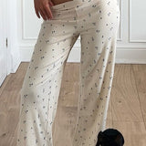 Conjunto de dos piezas: top corto floral sin mangas y pantalón floral de pierna ancha.