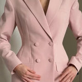 Conjunto de dos piezas: blazer elegante y falda de encaje.