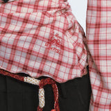 Blusa roja a cuadros con diseño de hombros descubiertos y mangas largas.