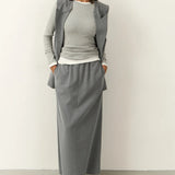 Conjunto holgado, sin mangas y largo de dos piezas en color gris para la oficina.
