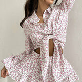 Conjunto de dos piezas: camisa de manga larga con cuello floral, pantalón corto con volantes.