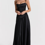 Elegante vestido de noche largo con tirantes finos y espalda escotada.