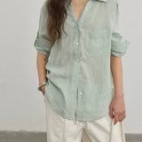 Blusa holgada de lino, estilo minimalista y casual.