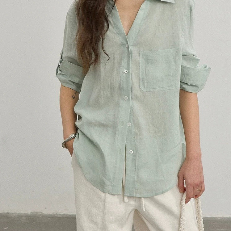Blusa holgada de lino, estilo minimalista y casual.