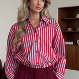 Blusa británica distintiva con rayas rojas y mangas largas.