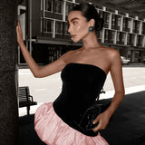 Elegante minivestido sin tirantes con paneles de terciopelo y un fruncido abullonado.