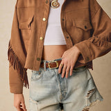 Chaqueta casual con flecos y hombros caídos.
