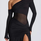 Vestido de noche transparente con pliegues y hombros descubiertos