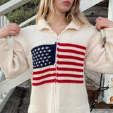 Elegante cárdigan de punto con un cálido estampado de bandera.