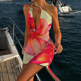 Minivestido sexy estampado con cuello vuelto y hombros descubiertos.