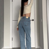 Vaqueros asimétricos con cintura elástica y bajo dividido.