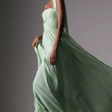 Elegante vestido largo sin tirantes con lazo fruncido