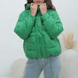 Chaqueta acolchada de colores brillantes con cuello alto.