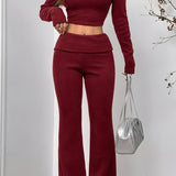 Conjunto sexy de dos piezas compuesto por un top ajustado con hombros descubiertos y pantalones.