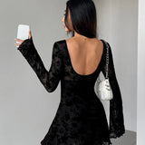 Vestido corto de manga larga, estampado de flores flocadas y adornado con un lazo calado.