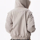 Chaqueta de plumón aislante con corte deportivo.