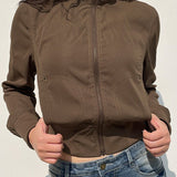 Chaqueta utilitaria con cinturón y bolsillos con cremallera.