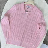 Blusa holgada con cuello polo jacquard y mangas largas.