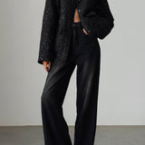 Chaqueta de lentejuelas con cuello alto y bolsillos.