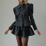 Conjunto de dos piezas: blazer bordado con cintura ceñida y minifalda