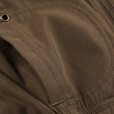 Chaqueta utilitaria con cinturón y bolsillos con cremallera.