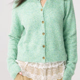 Chaleco verde con mangas remangadas