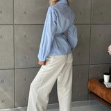 Blusa de rayas con volantes y cintura anudada