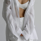 Blusa blanca vintage de alta gama con cuello y corte holgado.