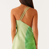 Minivestido sexy estampado con cuello vuelto y hombros descubiertos.